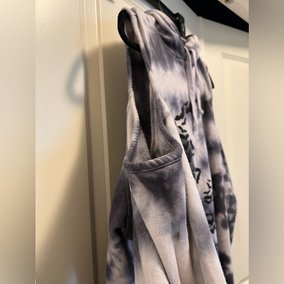 Torrid Graphic Classic Fit Cozy Fleece Cold Shoulder Hoodie - Picture 4 of 4